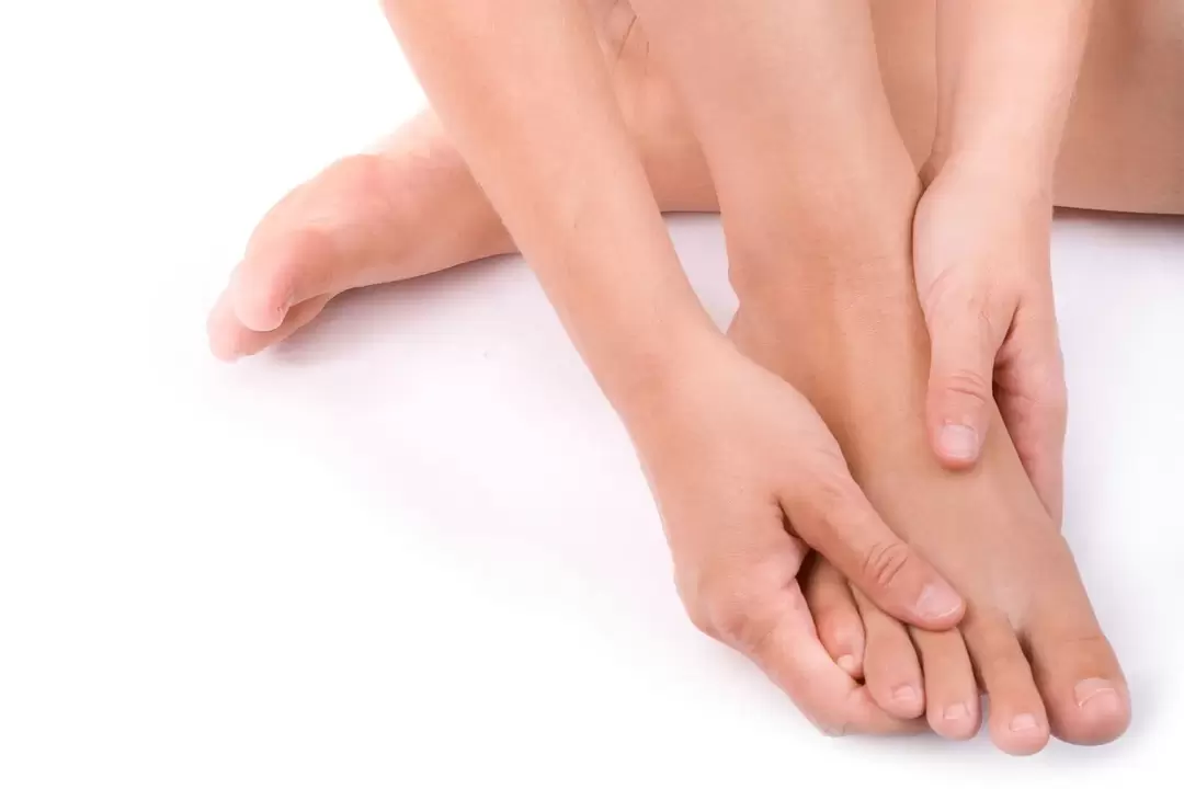 frotar el spray Hondro Sol Valgus contra el hallux valgus